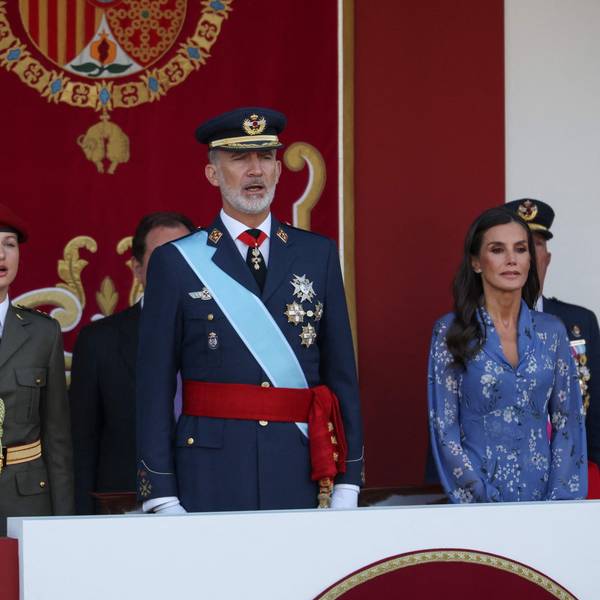 (Von links) Die spanische Kronprinzessin Leonor von Asturien, der spanische König Felipe VI. und die spanische Königin Letizia singen am 12. Oktober 2023 während der Militärparade zum spanischen Nationalfeiertag in Madrid die Nationalhymne.