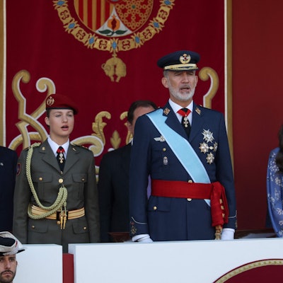 (Von links) Die spanische Kronprinzessin Leonor von Asturien, der spanische König Felipe VI. und die spanische Königin Letizia singen am 12. Oktober 2023 während der Militärparade zum spanischen Nationalfeiertag in Madrid die Nationalhymne.