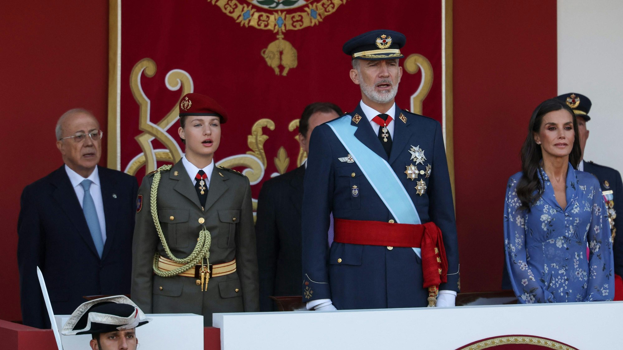 (Von links) Die spanische Kronprinzessin Leonor von Asturien, der spanische König Felipe VI. und die spanische Königin Letizia singen am 12. Oktober 2023 während der Militärparade zum spanischen Nationalfeiertag in Madrid die Nationalhymne.