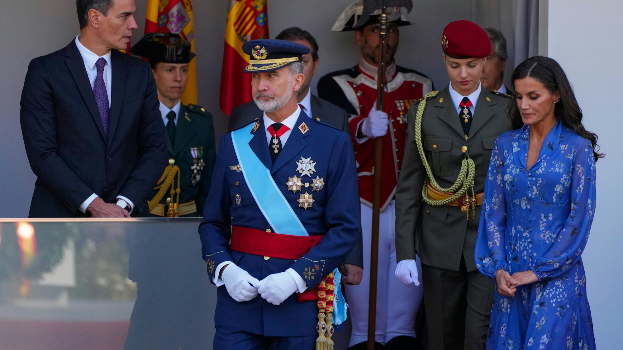 König Felipe, Kronprinzessin Leonor und Königin Letizia, die ein elegantes, luftiges Midi-Kleid trug.