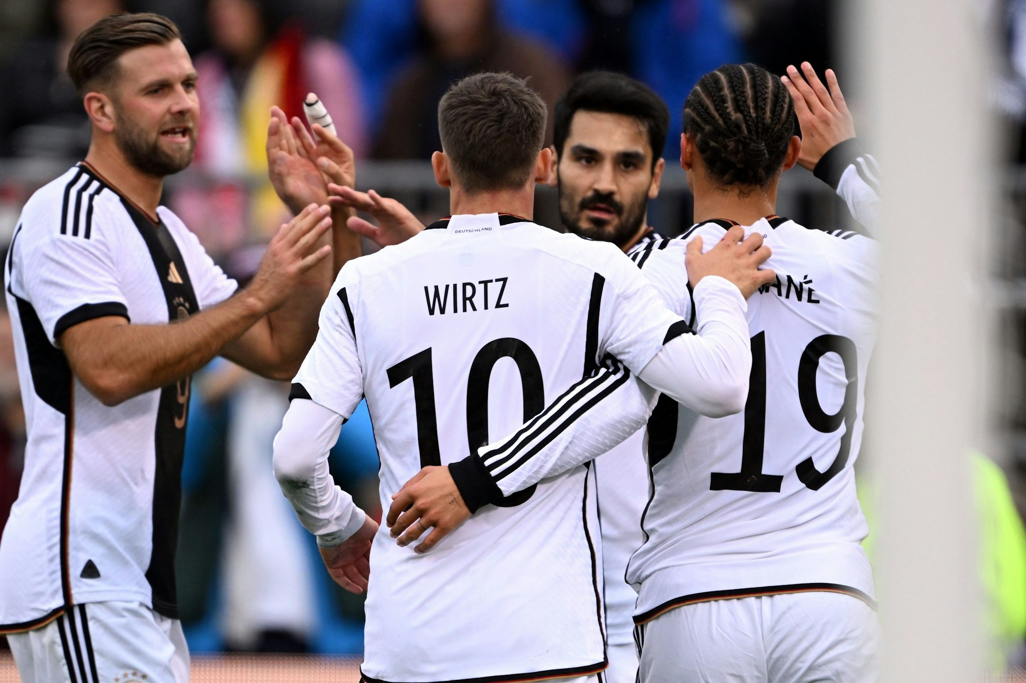 Das DFB-Team bejubelt das Tor zum 1:1 von Ilkay Gündogan (hinten, 2.v.r.).