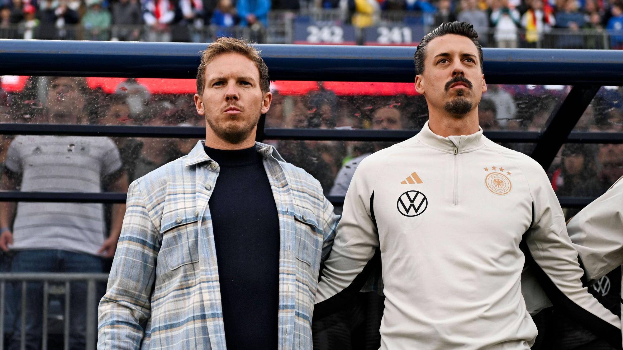 Bundestrainer Julian Nagelsmann Deutschland mit Co-Trainer Sandro Wagner beim Länderspiel gegen die USA in Hartford.
