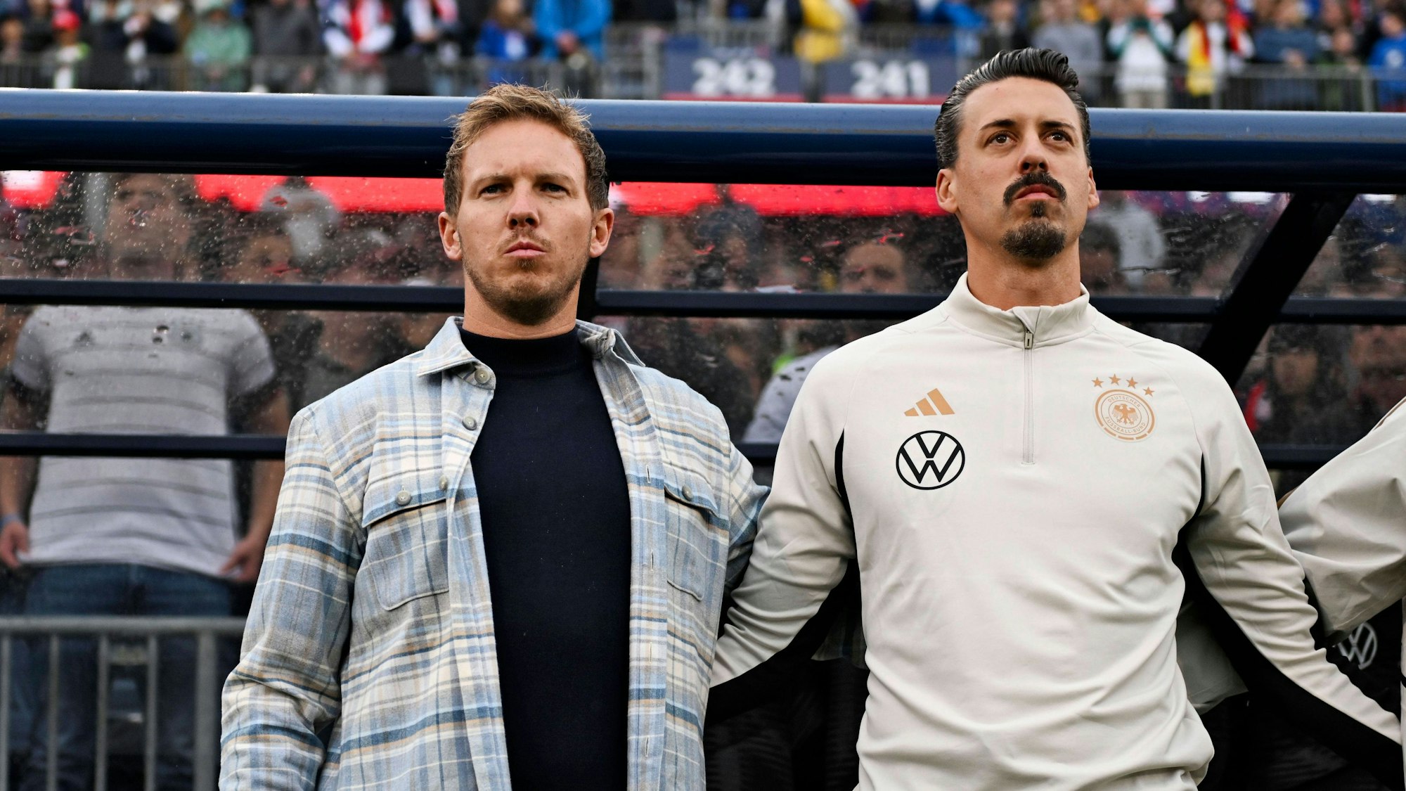 Bundestrainer Julian Nagelsmann Deutschland mit Co-Trainer Sandro Wagner beim Länderspiel gegen die USA in Hartford.