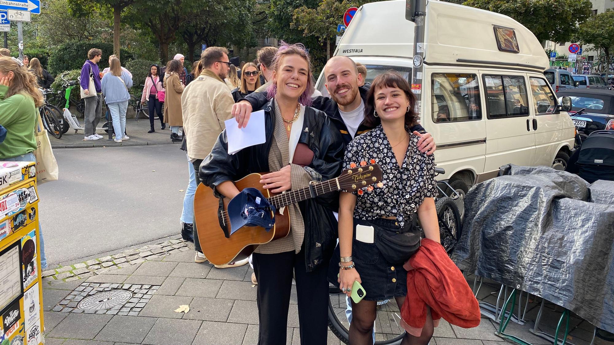 Straßenmusikerin Lara Hulo (links) spielte am Brüsseler Platz spontan