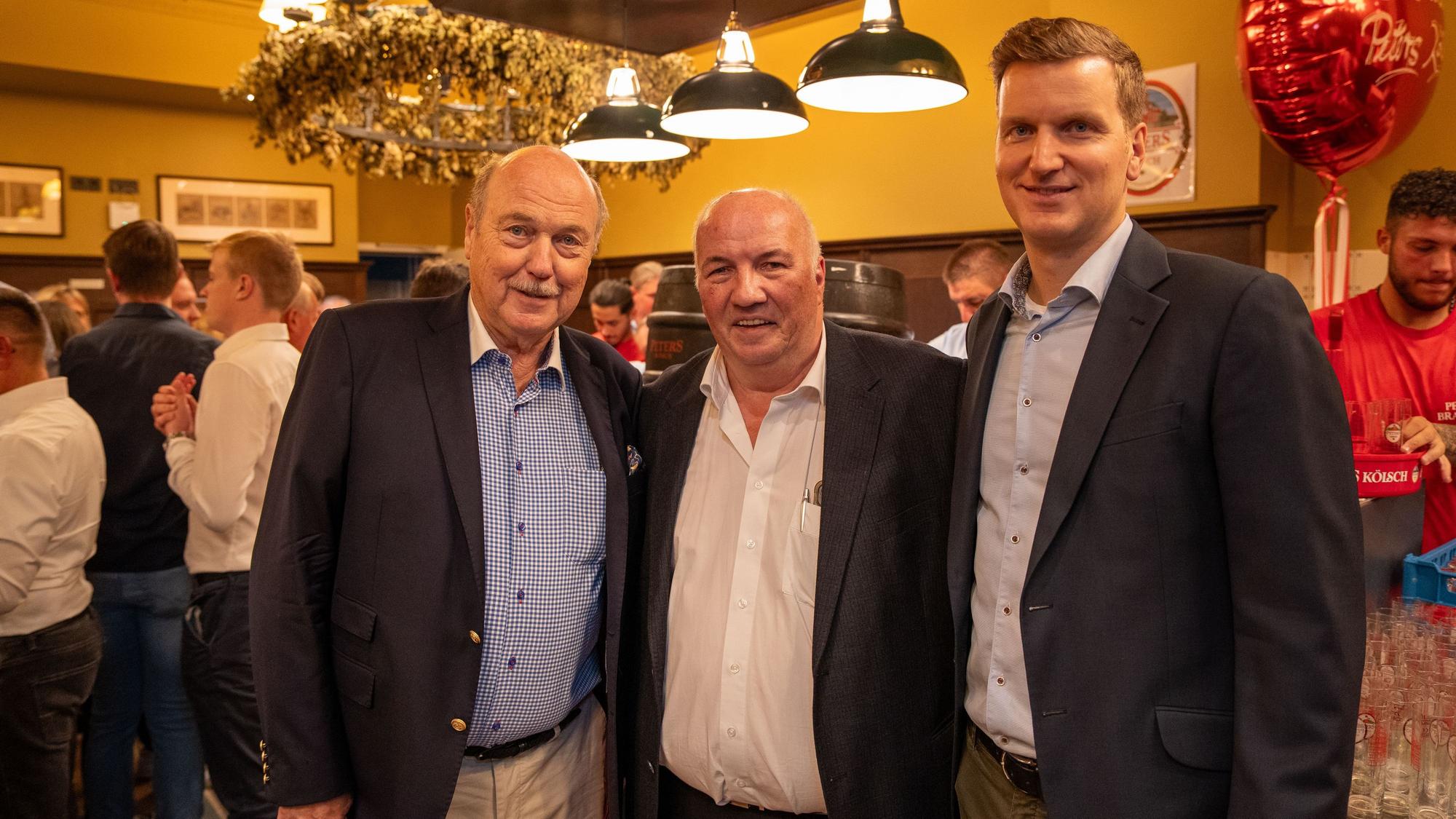 Hans Peters, Uwe Esser und Felix Peters bei der feierlichen Eröffnung des „Peters am Hahnentor“