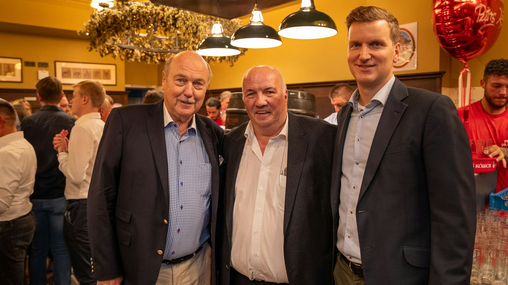 Hans Peters, Uwe Esser und Felix Peters bei der feierlichen Eröffnung des „Peters am Hahnentor“