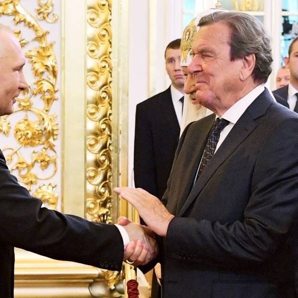 ARCHIV - 07.05.2018, Russland, Moskau: Das von der staatlichen russischen Nachrichtenagentur Sputnik veröffentlichte Poolfoto zeigt Gerhard Schröder (r), ehemaliger deutscher Bundeskanzler, gibt Wladimir Putin (l), Präsident von Russland, bei dessen vierter Amtseinführung im Kreml die Hand. Schröder ist in Moskau, um mit Putin Gespräche über den Ukraine-Krieg zu führen. Nach dpa-Informationen fand ein erstes Gespräch zwischen Schröder und Putin am Donnerstag statt. (zu dpa: «Schröder zu Gesprächen mit Putin über Ukraine-Krieg in Moskau») Foto: Alexei Druzhinin/POOL SPUTNIK KREMLIN via AP/dpa +++ dpa-Bildfunk +++