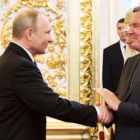 ARCHIV - 07.05.2018, Russland, Moskau: Das von der staatlichen russischen Nachrichtenagentur Sputnik veröffentlichte Poolfoto zeigt Gerhard Schröder (r), ehemaliger deutscher Bundeskanzler, gibt Wladimir Putin (l), Präsident von Russland, bei dessen vierter Amtseinführung im Kreml die Hand. Schröder ist in Moskau, um mit Putin Gespräche über den Ukraine-Krieg zu führen. Nach dpa-Informationen fand ein erstes Gespräch zwischen Schröder und Putin am Donnerstag statt. (zu dpa: «Schröder zu Gesprächen mit Putin über Ukraine-Krieg in Moskau») Foto: Alexei Druzhinin/POOL SPUTNIK KREMLIN via AP/dpa +++ dpa-Bildfunk +++