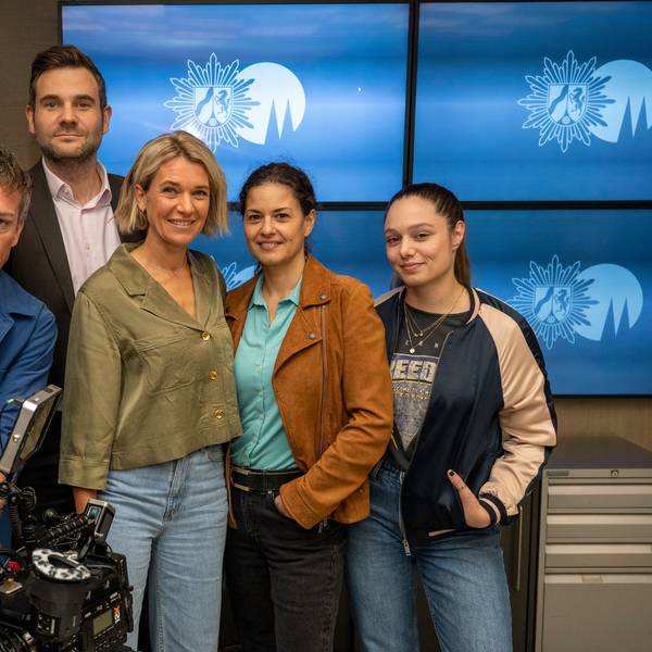 Pierre Besson, Lukas Piloty, Kerstin Landsmann, Tatjana Kästel und Aylin Ravanyar stehen im Konferenzraum der „Soko Köln“.