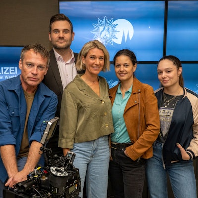 Pierre Besson, Lukas Piloty, Kerstin Landsmann, Tatjana Kästel und Aylin Ravanyar stehen im Konferenzraum der „Soko Köln“.