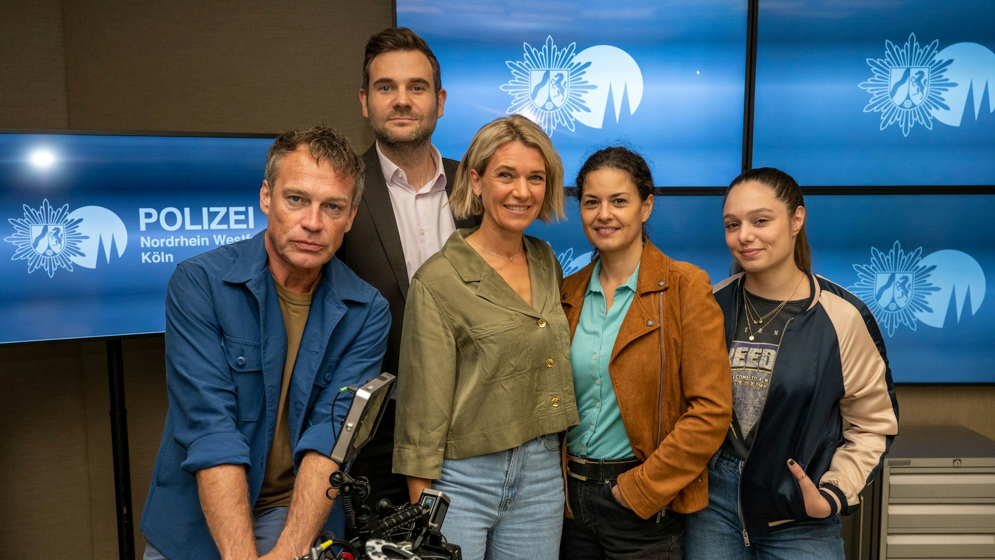 Pierre Besson, Lukas Piloty, Kerstin Landsmann, Tatjana Kästel und Aylin Ravanyar stehen im Konferenzraum der „Soko Köln“.