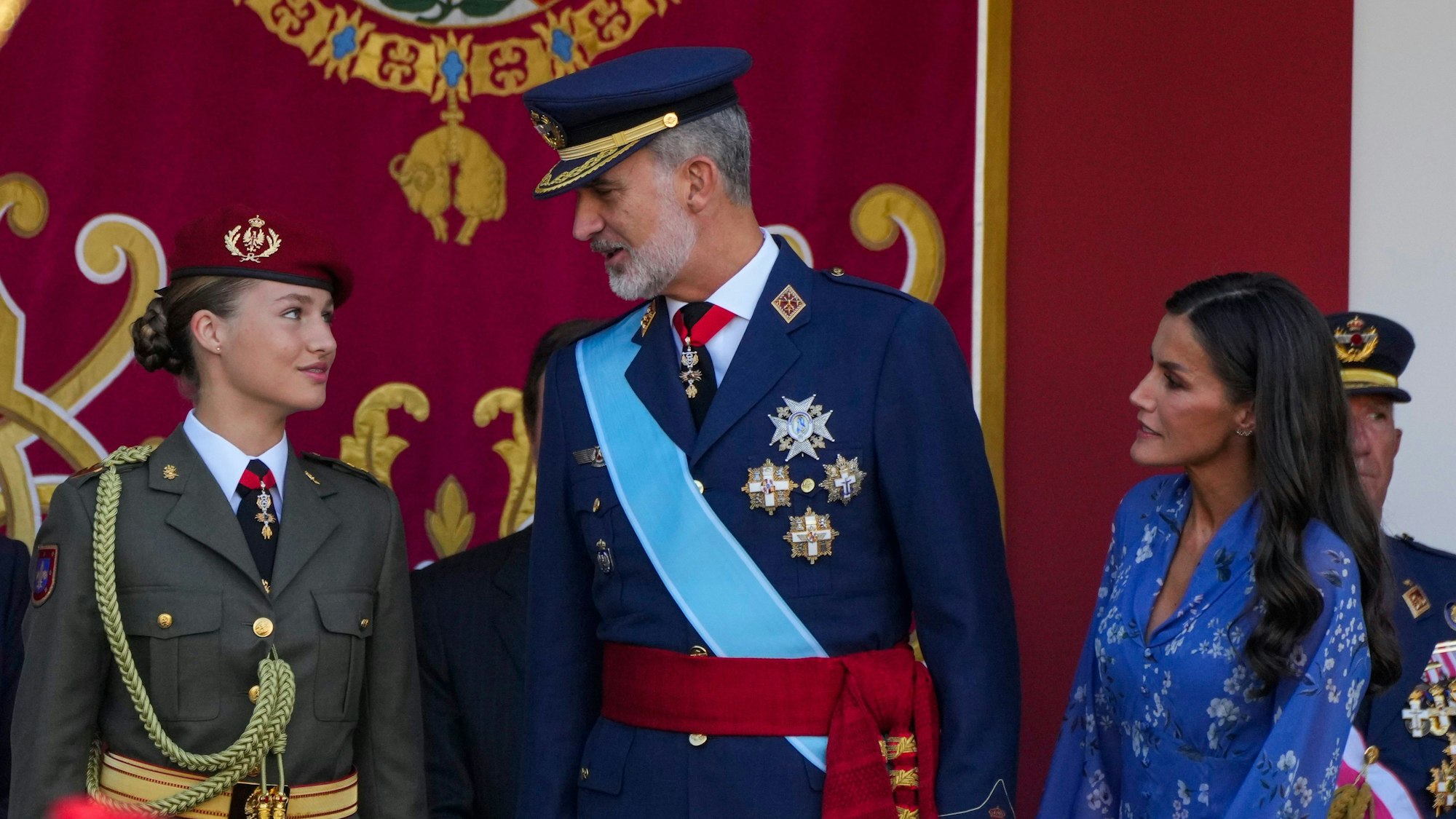 Prinzessin Leonor, König Felipe und Königin Letizia bei der Parade am spanischen Nationalfeiertag.