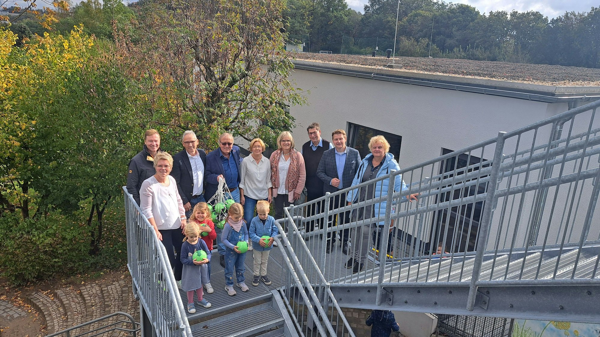 Kinder und Erwachsene stehen vor dem neuen Anbau der Awo-Kita Johanna Kirchner