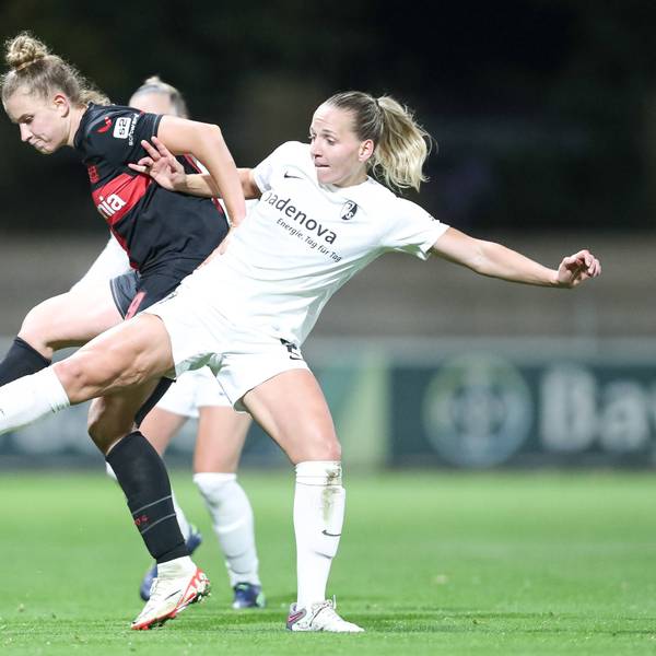 Germany, Leverkusen, 15.10.2023, Ulrich-Haberland-Stadion, Bayer 04 Leverkusen vs SC Freiburg - Frauen Bundesliga, Lisa Karl SC Freiburg und Nikola Karczewska Bayer 04 Leverkusen battle for the ball Leverkusen Ulrich-Haberland-Stadion North Rhine-Westphalia Germany *** Germany, Leverkusen, 15 10 2023, Ulrich Haberland Stadion, Bayer 04 Leverkusen vs SC Freiburg Frauen Bundesliga, Lisa Karl SC Freiburg and Nikola Karczewska Bayer 04 Leverkusen battle for the ball Leverkusen Ulrich Haberland Stadion North Rhine Westphalia Germany PUBLICATIONxINxGERxSUIxAUTxONLY eu-images-678