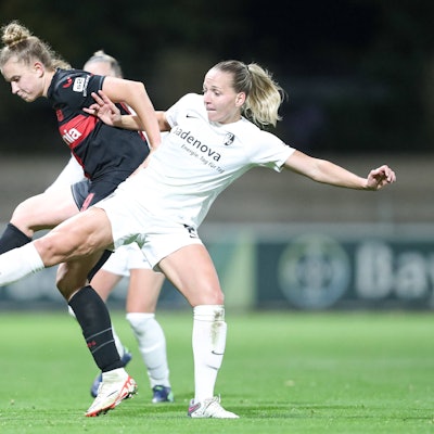 Germany, Leverkusen, 15.10.2023, Ulrich-Haberland-Stadion, Bayer 04 Leverkusen vs SC Freiburg - Frauen Bundesliga, Lisa Karl SC Freiburg und Nikola Karczewska Bayer 04 Leverkusen battle for the ball Leverkusen Ulrich-Haberland-Stadion North Rhine-Westphalia Germany *** Germany, Leverkusen, 15 10 2023, Ulrich Haberland Stadion, Bayer 04 Leverkusen vs SC Freiburg Frauen Bundesliga, Lisa Karl SC Freiburg and Nikola Karczewska Bayer 04 Leverkusen battle for the ball Leverkusen Ulrich Haberland Stadion North Rhine Westphalia Germany PUBLICATIONxINxGERxSUIxAUTxONLY eu-images-678