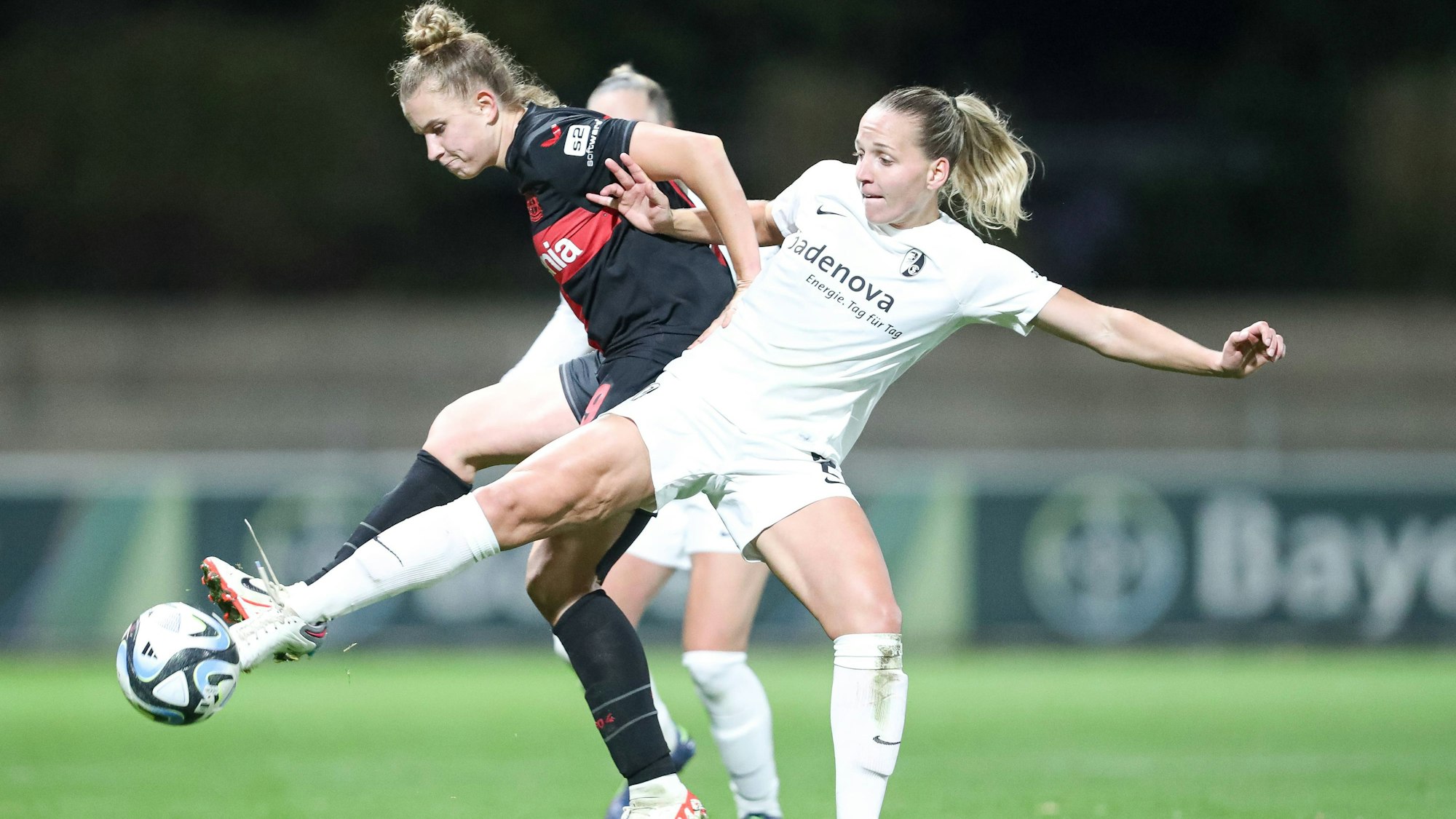 Germany, Leverkusen, 15.10.2023, Ulrich-Haberland-Stadion, Bayer 04 Leverkusen vs SC Freiburg - Frauen Bundesliga, Lisa Karl SC Freiburg und Nikola Karczewska Bayer 04 Leverkusen battle for the ball Leverkusen Ulrich-Haberland-Stadion North Rhine-Westphalia Germany *** Germany, Leverkusen, 15 10 2023, Ulrich Haberland Stadion, Bayer 04 Leverkusen vs SC Freiburg Frauen Bundesliga, Lisa Karl SC Freiburg and Nikola Karczewska Bayer 04 Leverkusen battle for the ball Leverkusen Ulrich Haberland Stadion North Rhine Westphalia Germany PUBLICATIONxINxGERxSUIxAUTxONLY eu-images-678