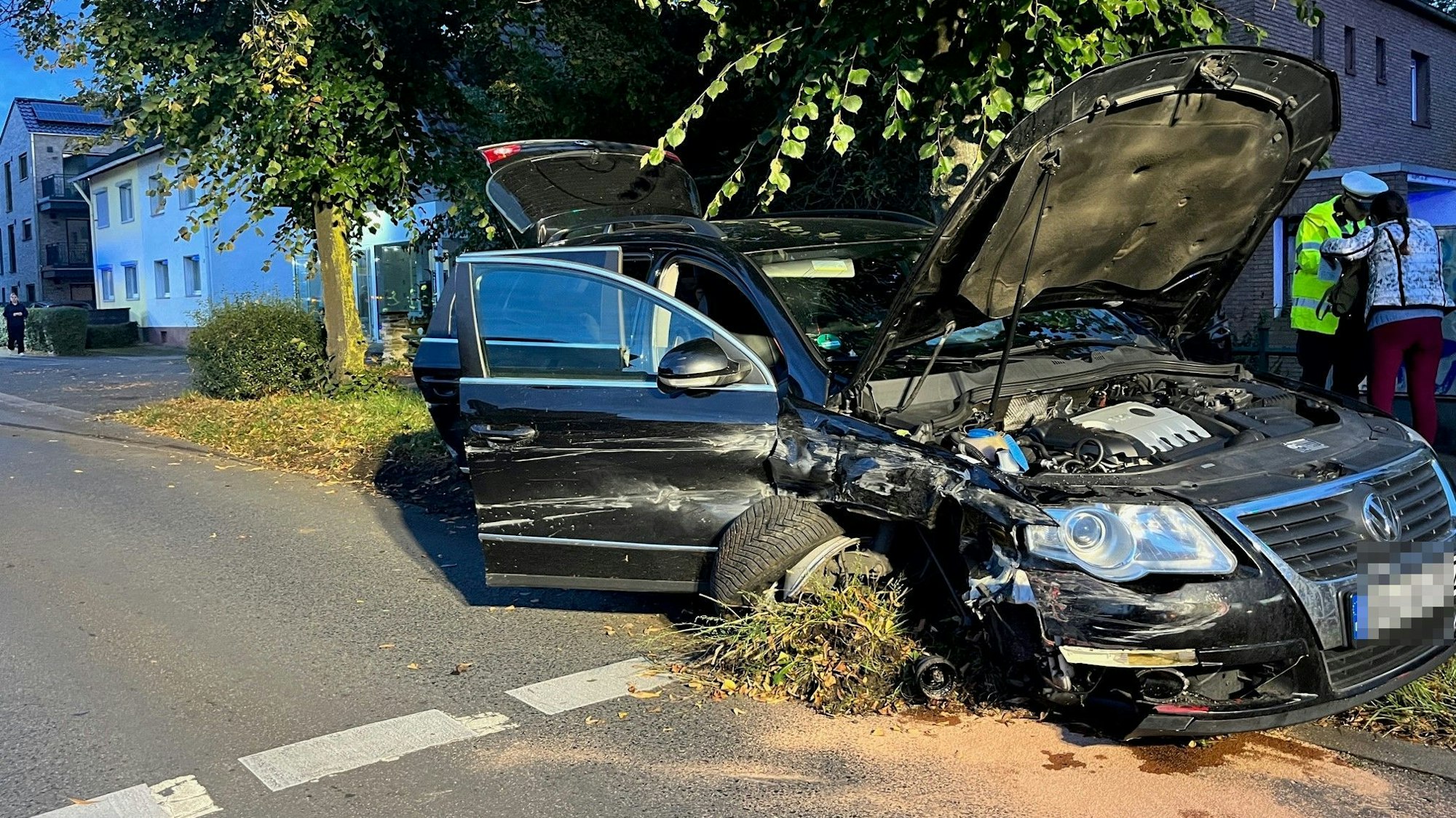 Der vordere, rechte Reifen des Fahrzeugs, wurde abgerissen.