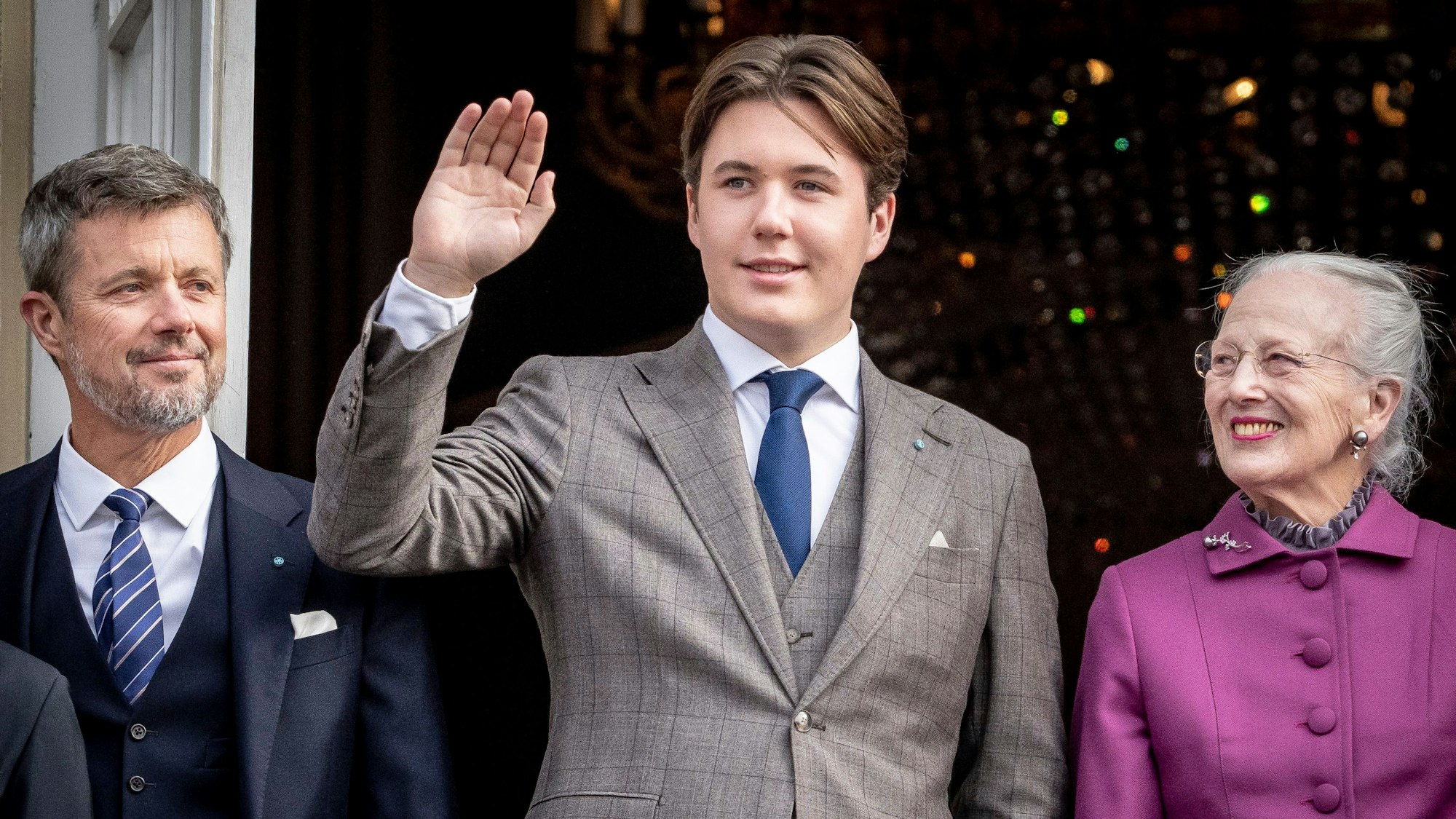 Prinz Christian (m) von Dänemark winkt an seinem 18. Geburtstag auf Schloss Amalienborg in Begleitung von Königin Margrethe (r) und seinem Vater, Frederik (l) von Dänemark.