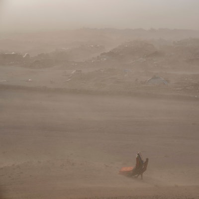 Ein afghanisches Mädchen trägt nach dem Erdbeben am 11. Oktober im Bezirk Zenda Jan gespendete Hilfsgüter zu ihrem Zelt (Archivbild). Am Sonntagmorgen erwischte ein weiteres Erdbeben die Region.