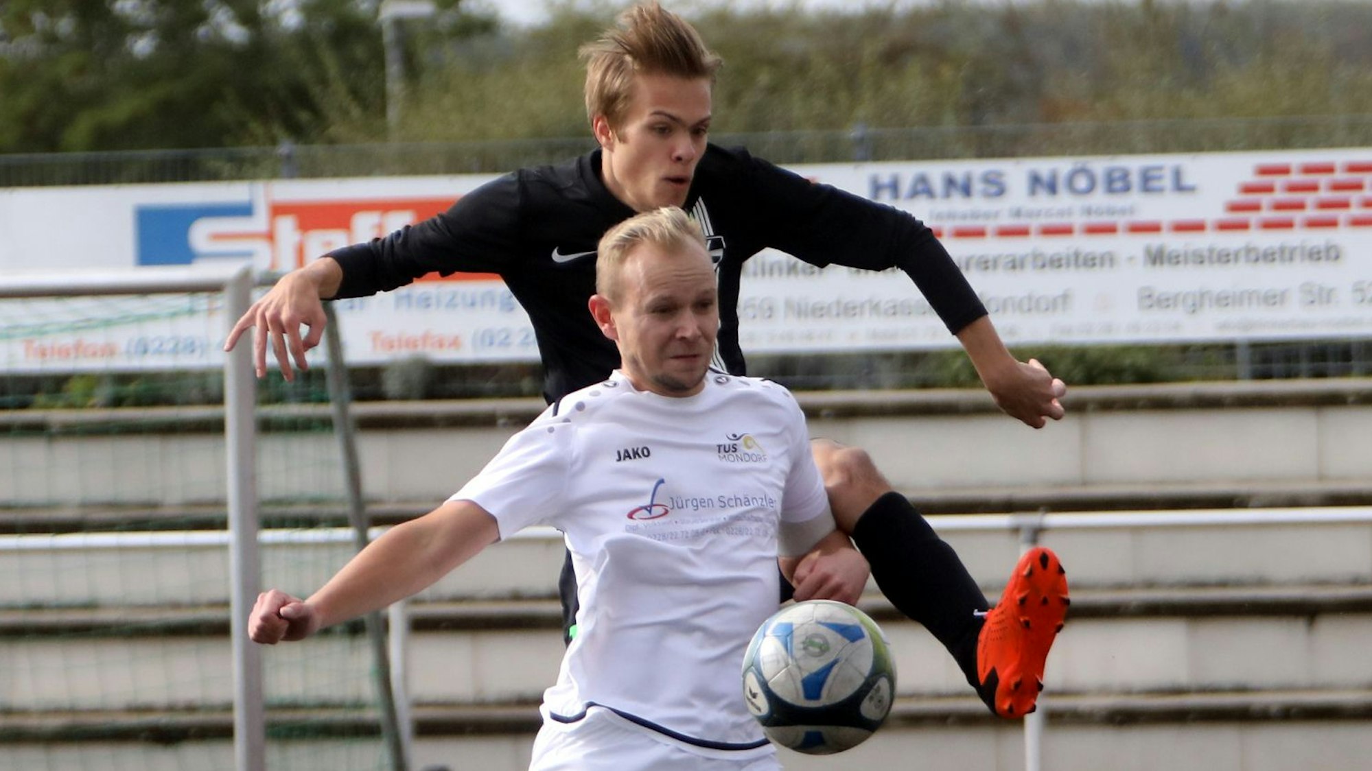 Cedric Pirotte vom SV Allner-Bödingen (hinten) attackiert den Mondorfer Maurice Bock.