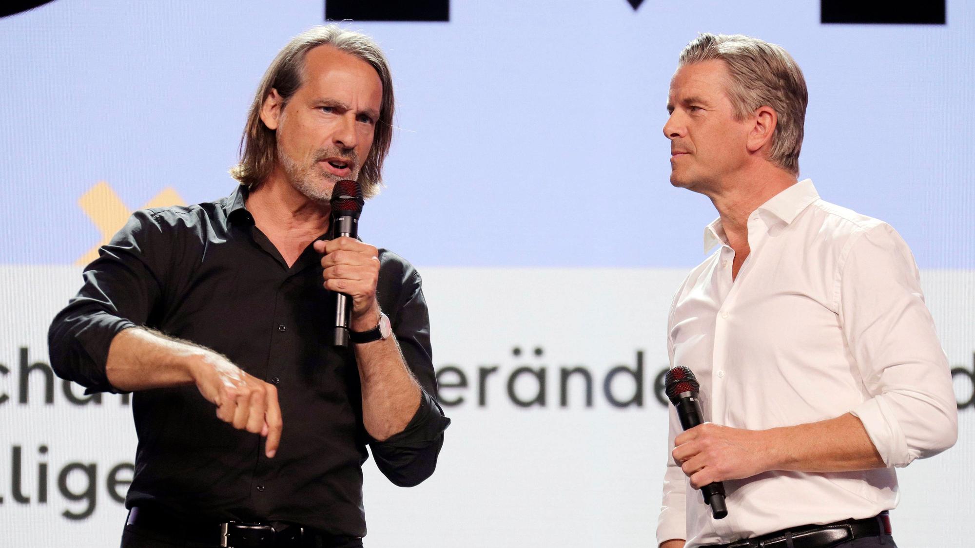 Markus Lanz (r), Moderator und Journalist, und Richard David Precht, Philosoph und Publizist