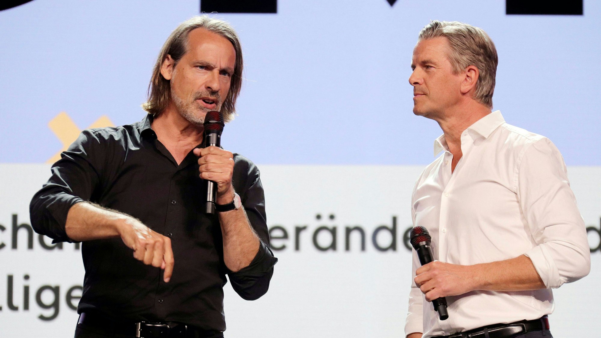 Markus Lanz (r), Moderator und Journalist, und Richard David Precht, Philosoph und Publizist