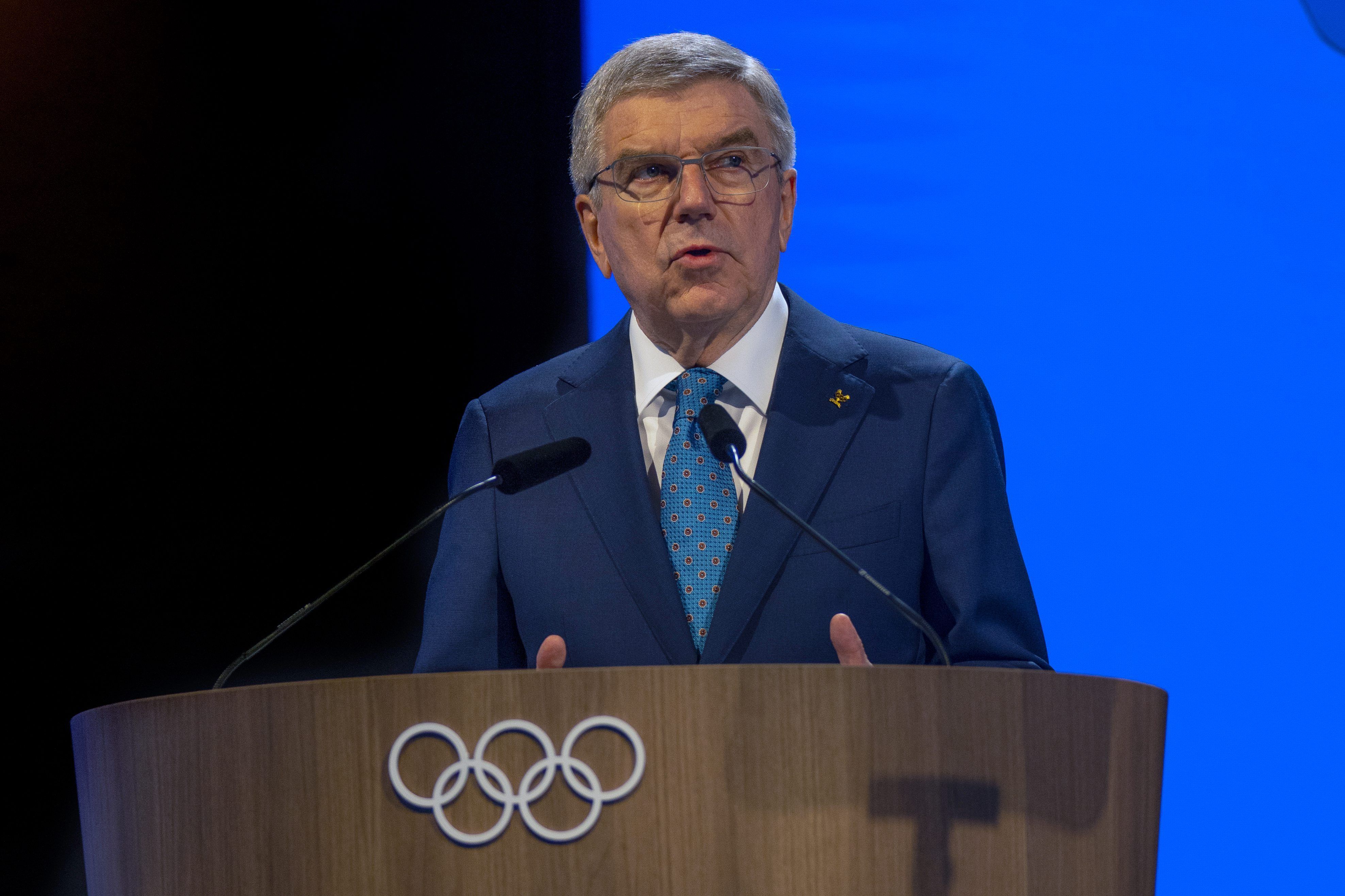 Thomas Bach (M), Präsident des Internationalen Olympischen Komitees (IOC), spricht am ersten Tag der 141. IOC-Session.
