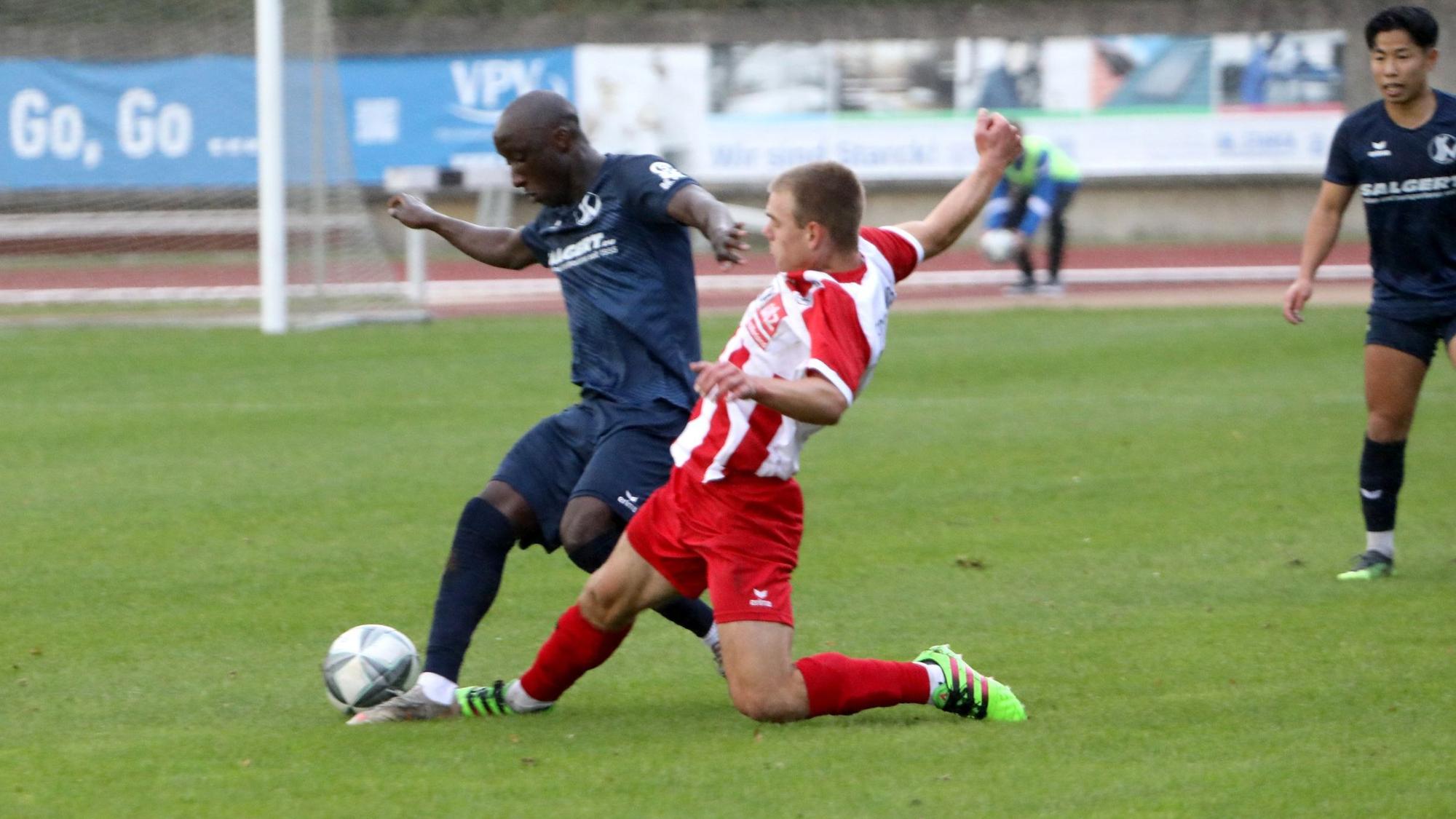 Kein Vorbeikommen: Yehor Kokot (vorne) vom FC Hennef 05 trennt den Siegburger Sam-Calvin Kisekka vom Ball.