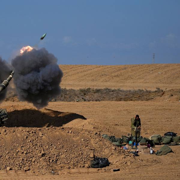 Eine mobile israelische Artillerieeinheit feuert eine Granate aus dem Süden Israels in Richtung des Gazastreifens ab, in einer Position nahe der Grenze zwischen Israel und Gaza.