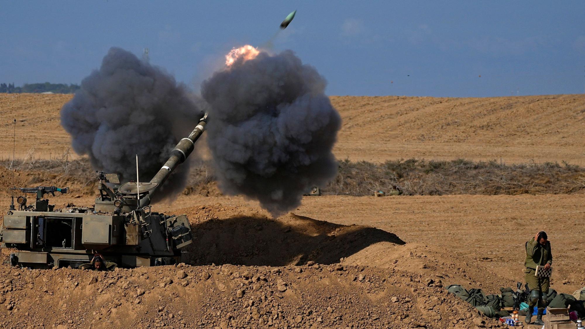 Eine mobile israelische Artillerieeinheit feuert eine Granate aus dem Süden Israels in Richtung des Gazastreifens ab, in einer Position nahe der Grenze zwischen Israel und Gaza.