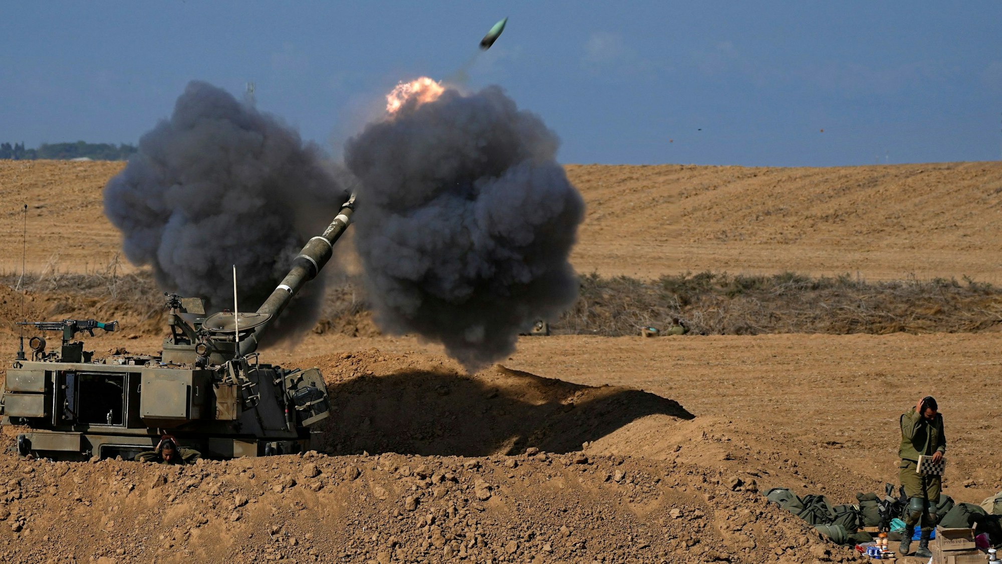 Eine mobile israelische Artillerieeinheit feuert eine Granate aus dem Süden Israels in Richtung des Gazastreifens ab, in einer Position nahe der Grenze zwischen Israel und Gaza.