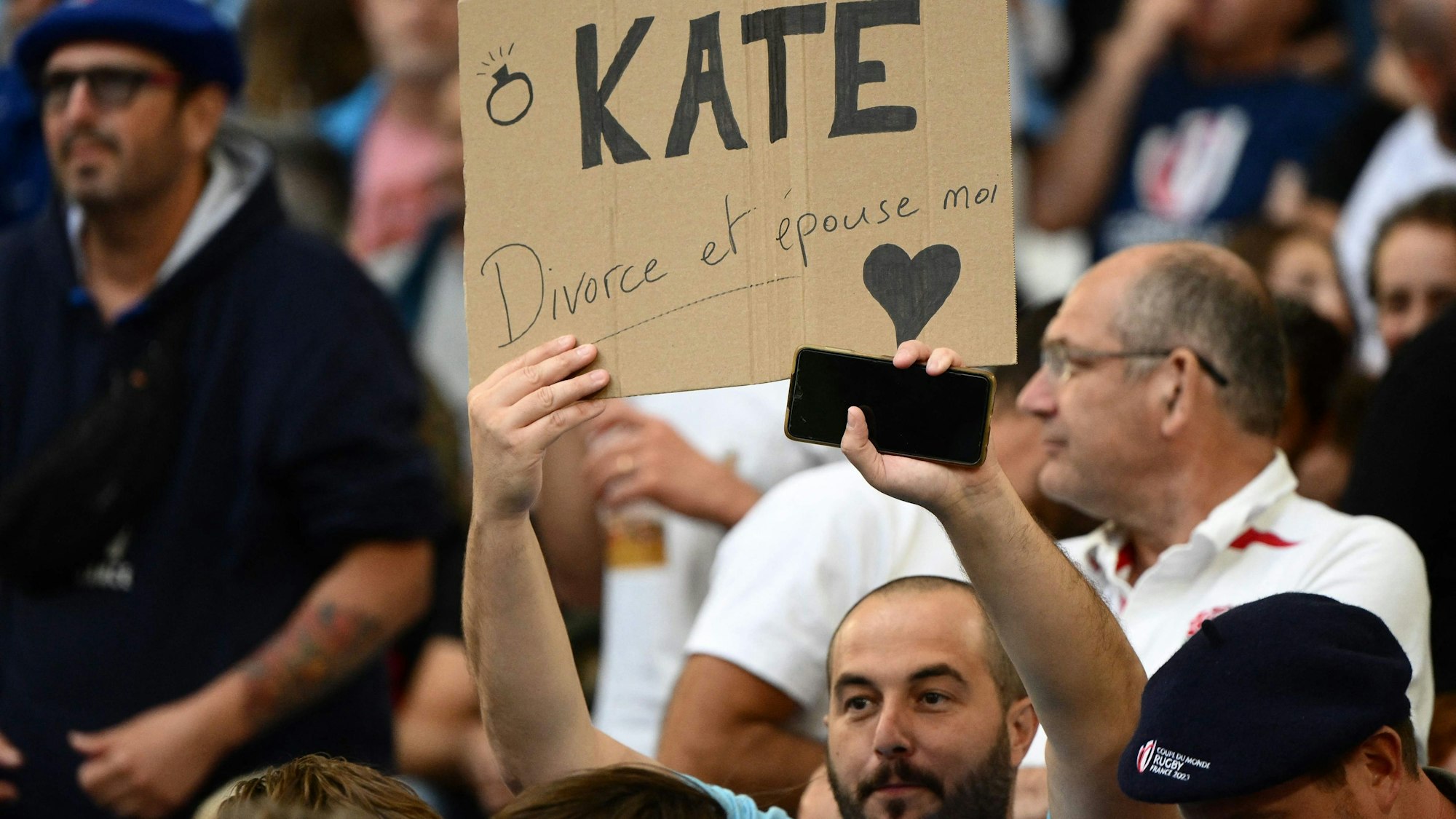 Ein Rugby-Fan hält ein Schild mit „Kate“ und Herz hoch.