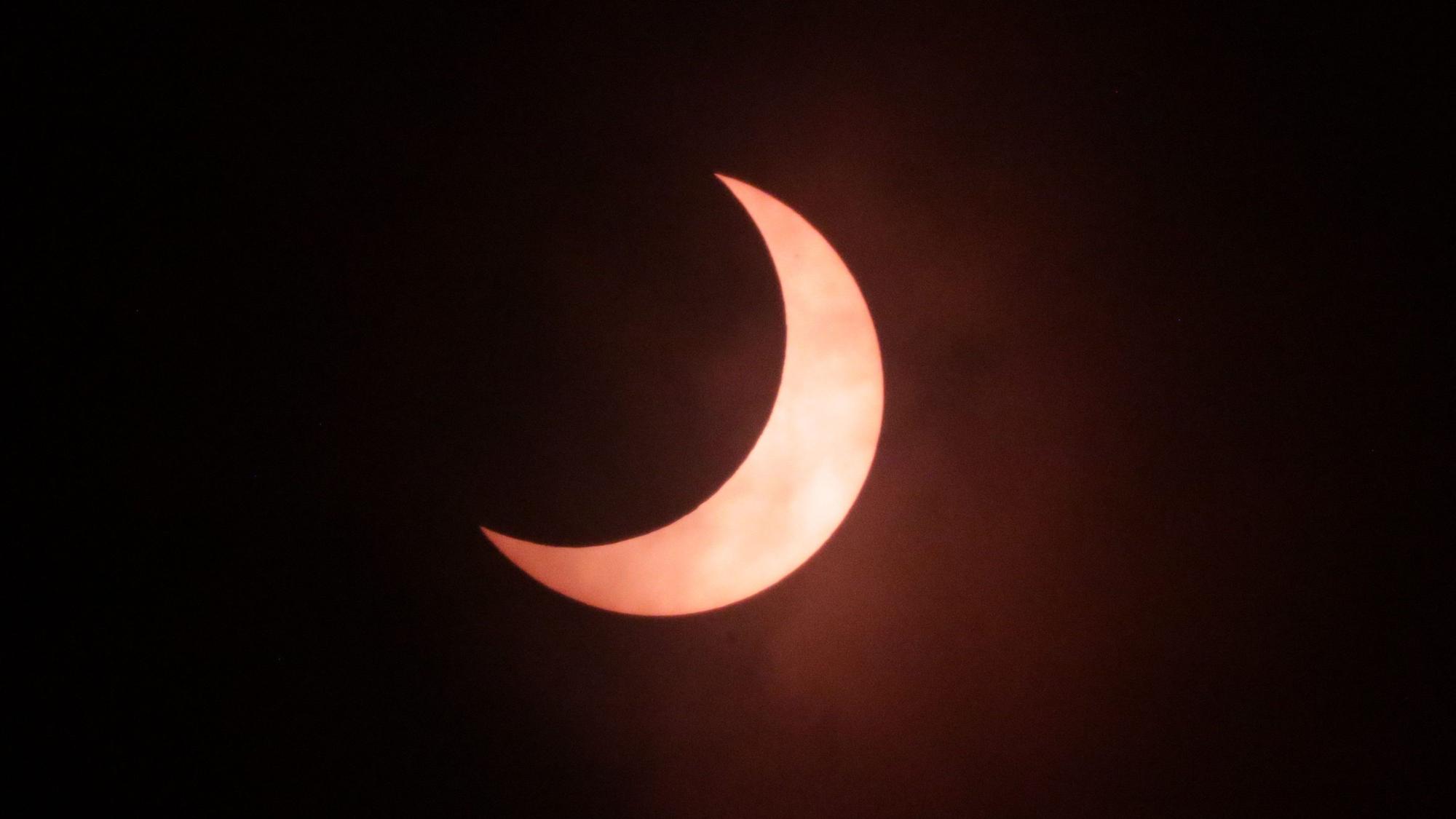 Die Sonne ist während einer Sonnenfinsternis in Mexiko-Stadt zu sehen.