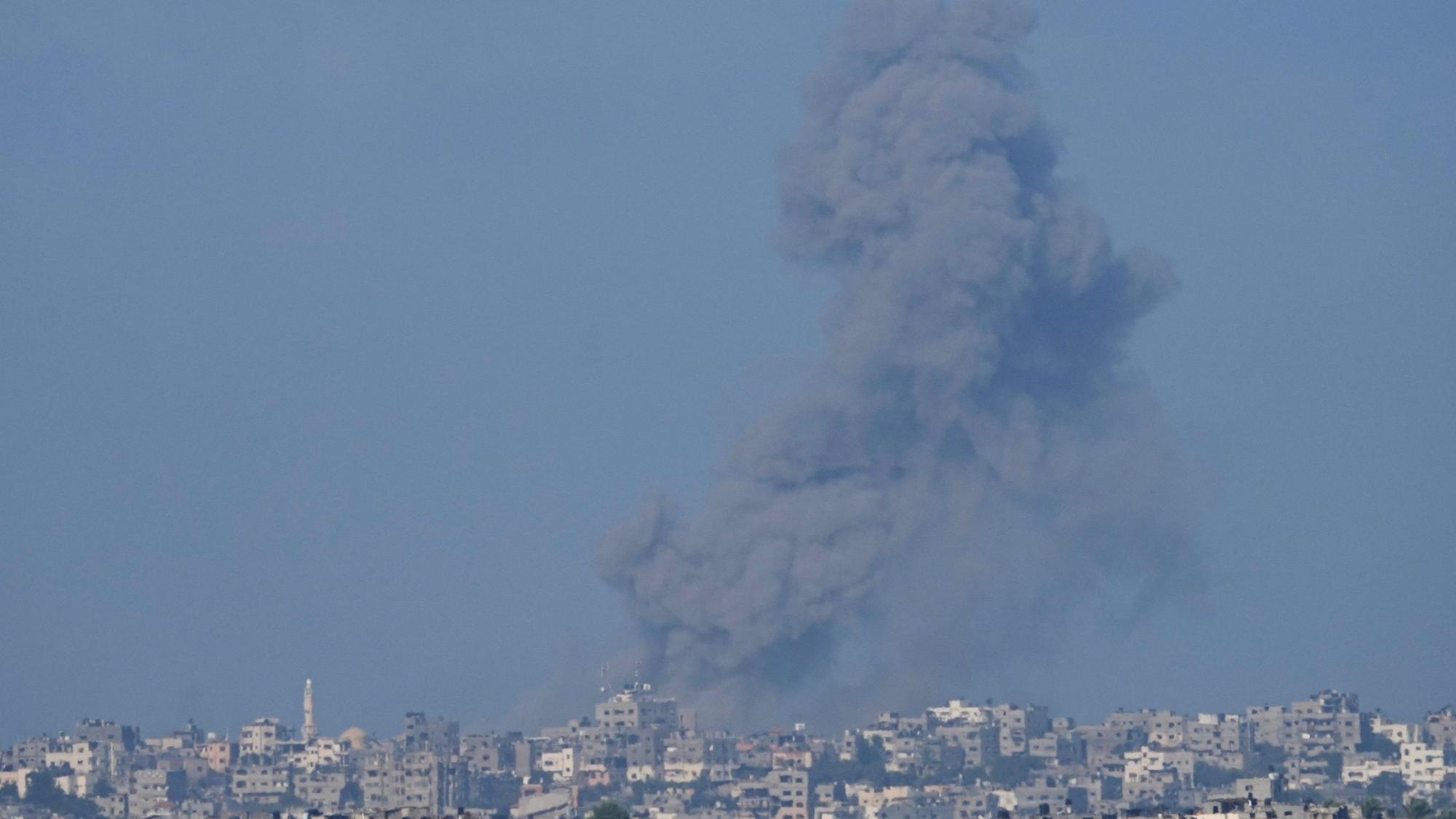 Rauch steigt nach einem israelischen Luftangriff im Gazastreifen auf, vom Süden Israels aus gesehen.