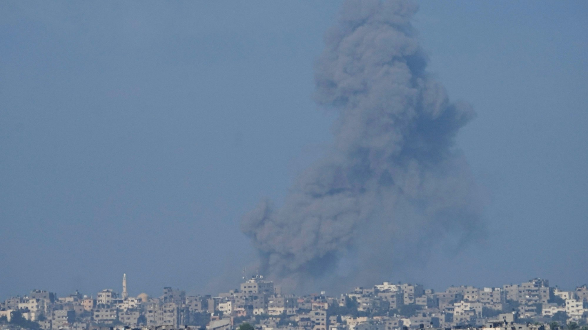 Rauch steigt nach einem israelischen Luftangriff im Gazastreifen auf, vom Süden Israels aus gesehen.