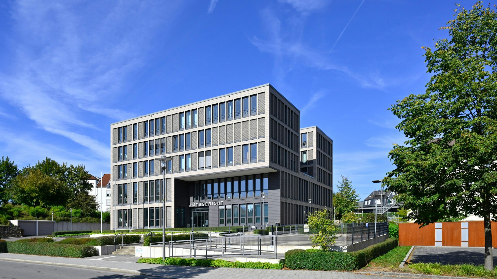 Das Amtsgericht in Gummersbach von außen.