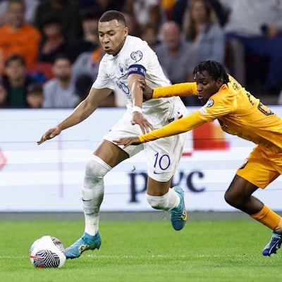 France's forward Kylian Mbappé (L) fights for the ball with Netherland's defender Jeremie Frimpong (C) during the Euro 2024 qualifying football match between the Netherlands and France at the Johan Cruijff ArenA in Amsterdam on October 13, 2023. (Photo by KENZO TRIBOUILLARD / AFP)