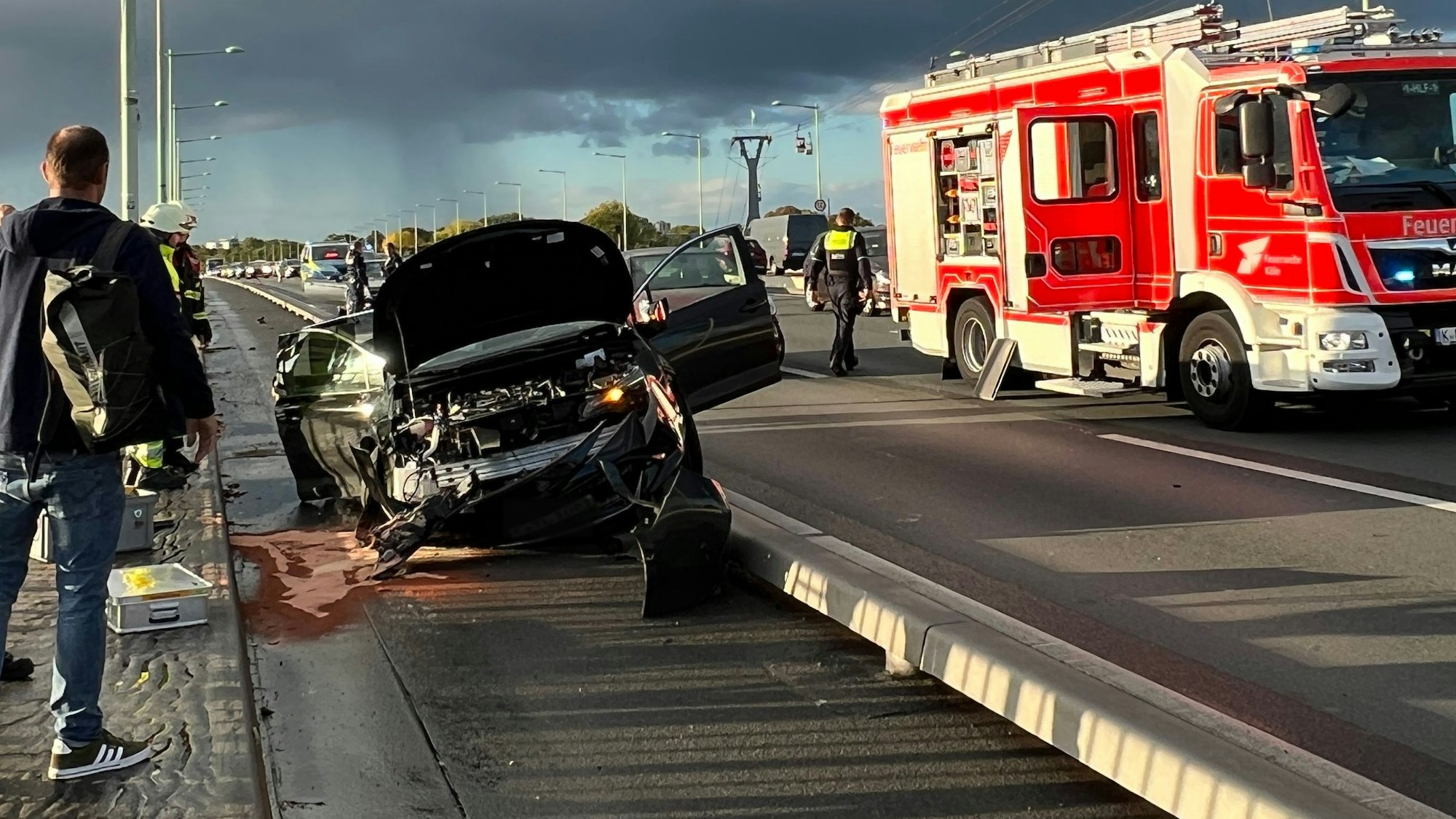 Eines der beteiligten Autos ist auf dem Schutzstreifen auf der Zoobrücke gelandet.