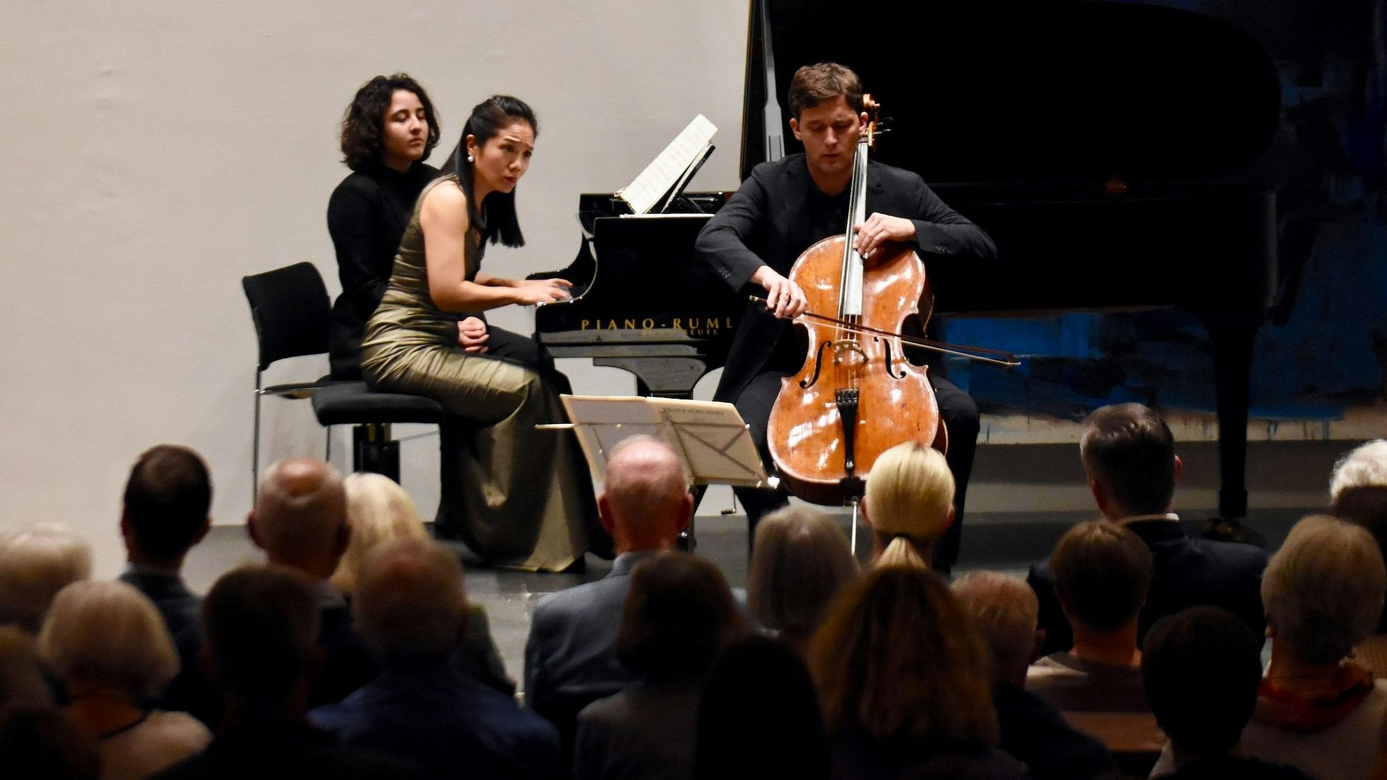 Ein Cellist und eine Pianistin auf einer Bühne.