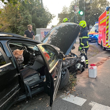 Der Fahrer ließ den Unfallwagen schwer beschädigt auf einer Kreuzung stehen.