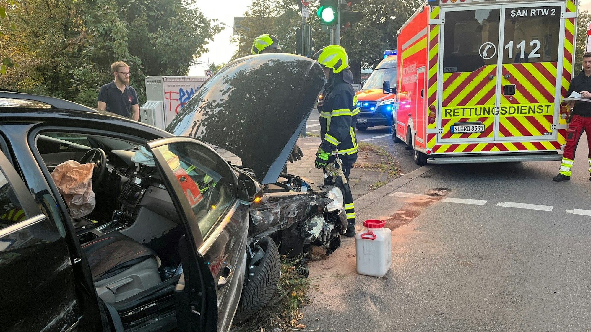 Der Fahrer ließ den Unfallwagen schwer beschädigt auf einer Kreuzung stehen.