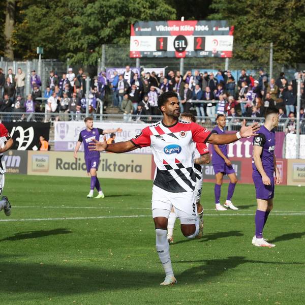 FC Viktoria Köln vs. FC Erzgebirge Aue, 3. Liga, Jubel nach dem Tor zum 2:2 Ausgleich in der 93. Minute durch Andre Becker (Viktoria), 14.10.2023, Bild: Herbert Bucco