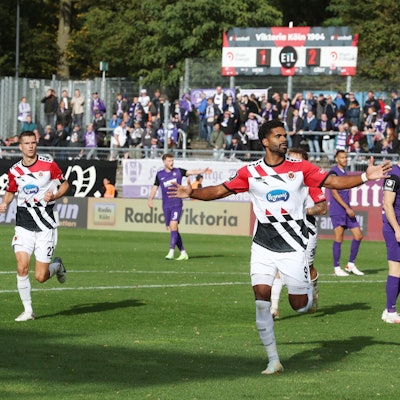 FC Viktoria Köln vs. FC Erzgebirge Aue, 3. Liga, Jubel nach dem Tor zum 2:2 Ausgleich in der 93. Minute durch Andre Becker (Viktoria), 14.10.2023, Bild: Herbert Bucco