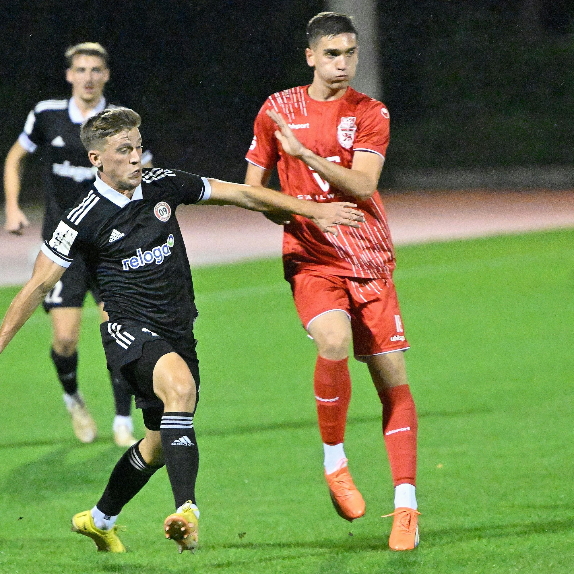 Milo McCormick im ZWeikampf mit einem Gegenspieler.