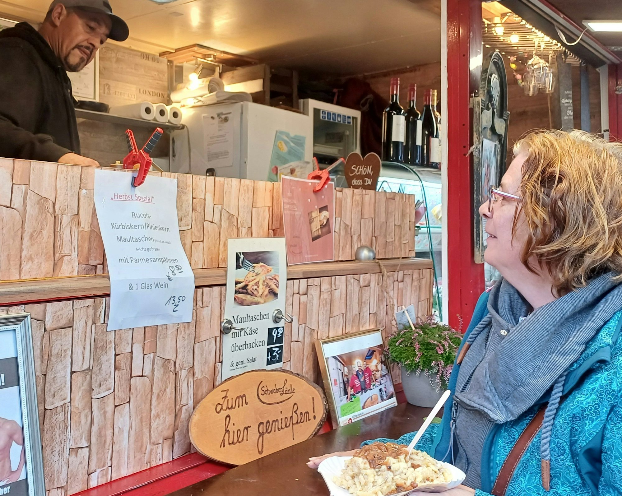 Eine Frau steht an einem Spätzle-Stand in Burscheid.