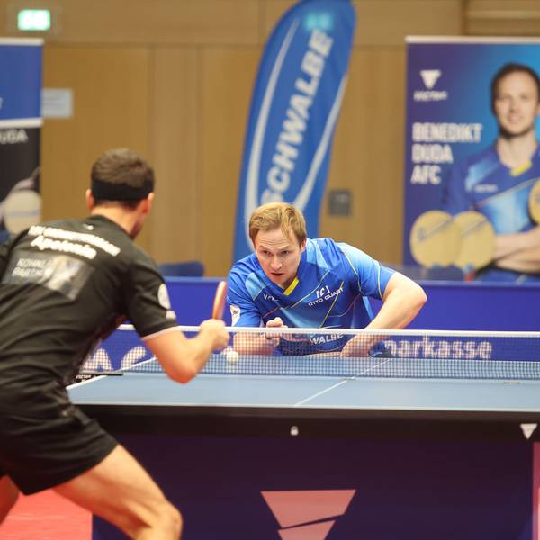 Bergneustadts Benedikt Duda spielt den Ball Tiago Apolonia entgegen.