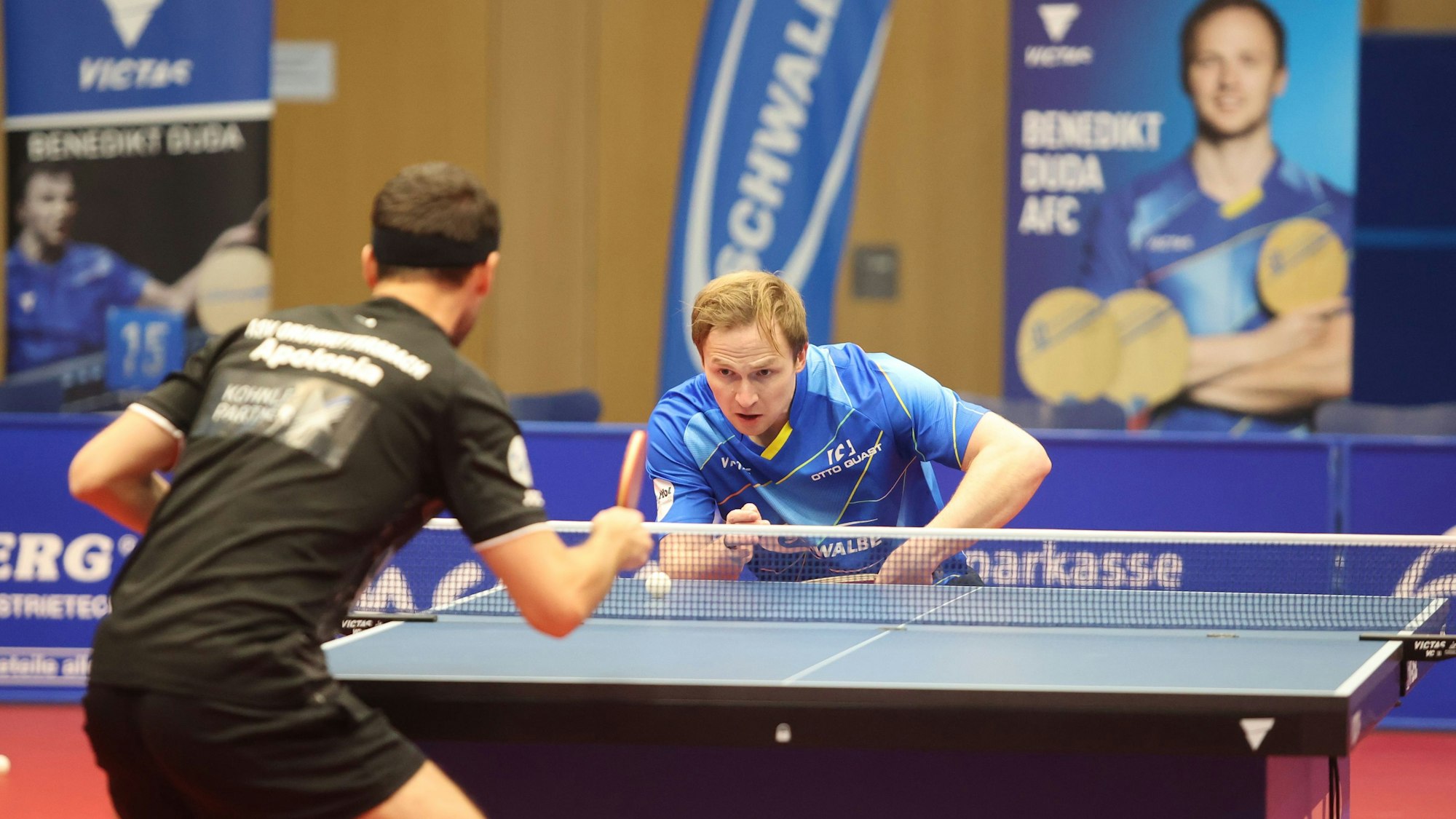 Bergneustadts Benedikt Duda spielt den Ball Tiago Apolonia entgegen.