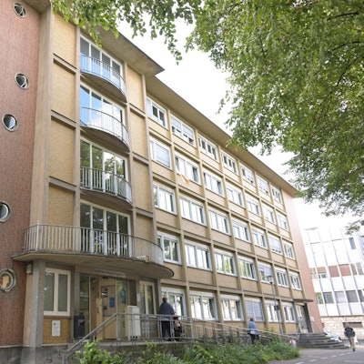 Eines der beiden Stadthäuser in Bergisch Gladbach: Architektur der 50er Jahre.