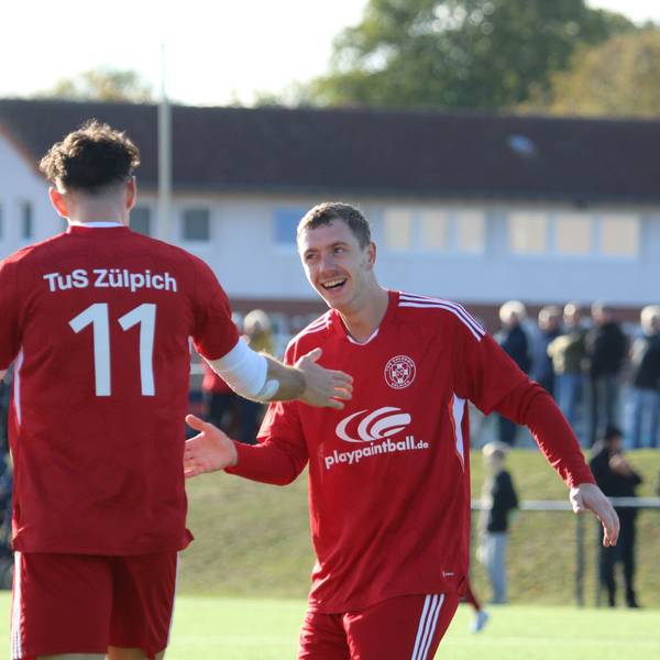 Dreifach-Torschütze Dominik Spies klatscht mit einem Mitspieler ab.