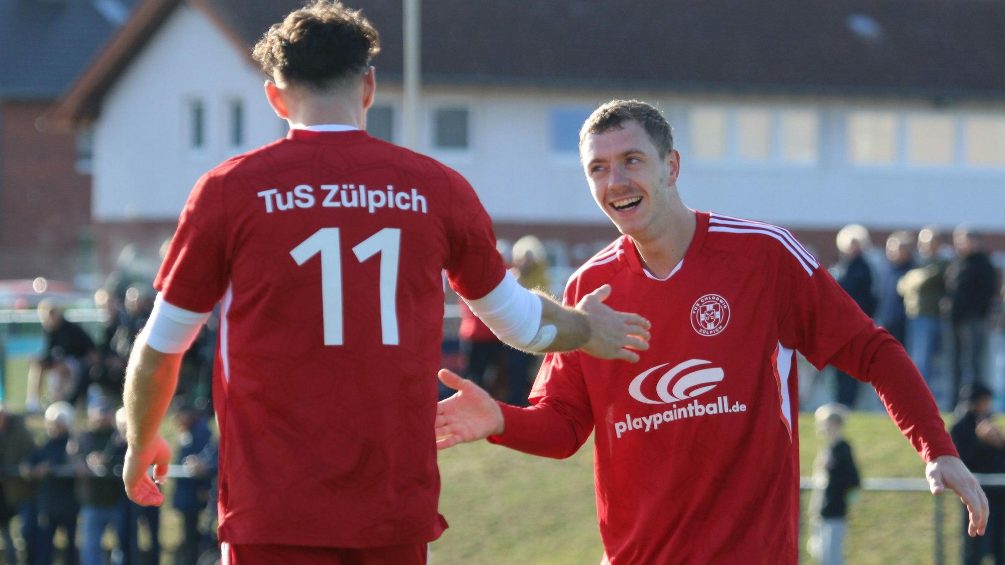 Dreifach-Torschütze Dominik Spies klatscht mit einem Mitspieler ab.